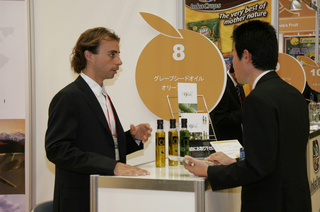チリ出展者の商談.jpg